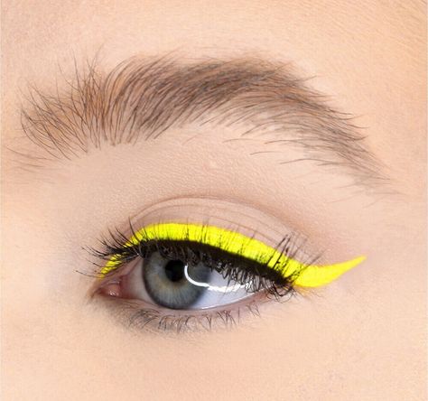 Power Ranger Makeup, Beachy Makeup, Yellow Power Ranger, Sport Makeup, Yellow Eyeliner, Neon Cake, Green Tracksuit, Suva Beauty, Green Eyeliner