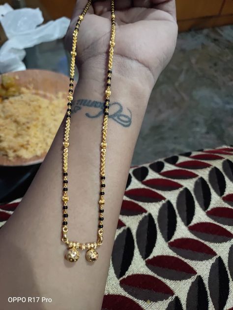 Short Mangalsutra Gold, Short Karimani Chain Designs, Mini Gantan Design Gold, Mini Mangalsutra Designs Gold, Mangalsutra Chain Designs, Short Mangalsutra Designs Gold, Fine Gold Necklace, Gold Pearl Jewelry, Black Beads Mangalsutra