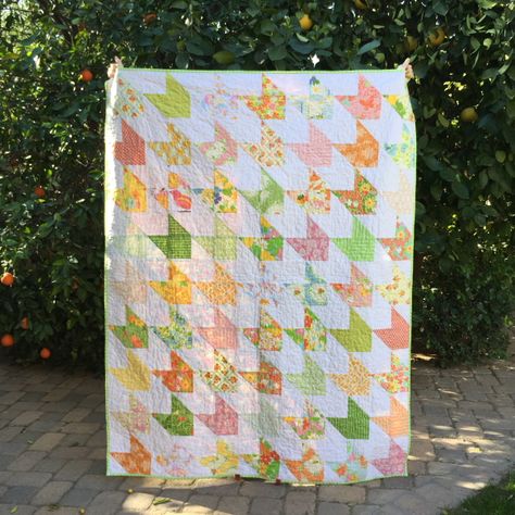 Splish Splash Stash: dreaming easy: a checkered arrow quilt pattern tutorial Houndstooth Quilt, Check Quilt, Arrow Quilt, Hst Quilts, Quilt Pictures, Kid Quilts, Charm Pack Quilt Patterns, Charm Quilts, Amazing Quilts