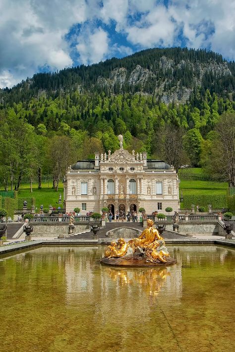 Linderhof, Bavaria, Germany #ettal #bavaria #germany French Chateau Mansion, Castle Bavaria, Linderhof Palace, Travel Language, European Palace, Scenic Travel, Germany Castles, Royal Castles, Breathtaking Places