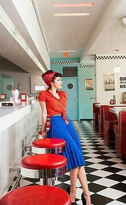 Pin Up Girl Outfits, Pin Up Aesthetic, 1950s Rockabilly Fashion, Rockabilly Aesthetic, Pin Up Photoshoot, 50s Photoshoot, Stile Pin Up, Mode Pin Up, Vestidos Pin Up