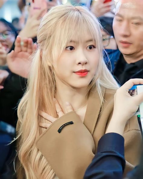 Rosé Bangs, Volume Ponytail, Cut Bangs, Stylish Ponytail, More Icons, Roseanne Park, How To Cut Bangs, Aesthetic Bags, Side Swept Bangs