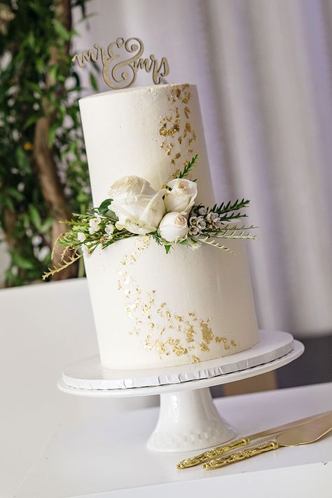 Gold And White Wedding Cake Elegant, 2 Tear Cakes Ideas Easy, Simple Wedding Cake White And Gold, White And Gold Wedding Cake Simple, White And Gold Wedding Cake Elegant, White And Gold Cake Simple, Wedding Cake Gold And White, White Wedding Cakes Simple, Gold And White Wedding Cake