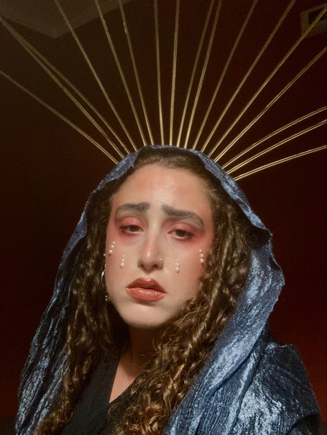 Virgin Mary Halloween Costume, Mother Mary Costume, Virgin Mary Makeup, Saint Makeup, Virgin Mary Costume, Catholic Iconography, Photosession Ideas, Mary Costume, Saint Costume