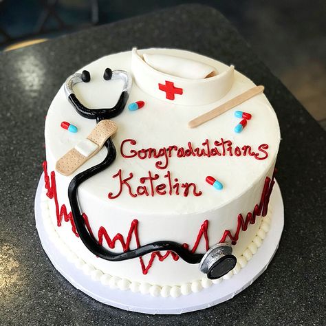 Cake Nurse Graduation, Lpn Cake Ideas, Nursing Graduation Cake Ideas, Lpn Cake, Nursing Grad Cake, Nurse Day Cake, Nurse Graduation Cake Ideas, Nurse Cake Ideas Simple, Nursing School Cake