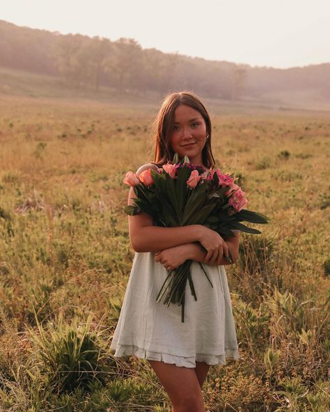 springtime 🌷🌸🫧 #photographer #seniorpictures #photography #photoshoot #springtime Dreamy Senior Pictures, Senior Photoshoot Ideas High Schools, Farm Picture Ideas, Cute Photoshoot Ideas, Amber Core, Pretty Senior Pictures, Senior 25, Photo Shoot Poses, Field Pictures