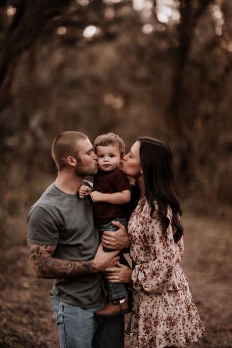 Outside Fall Family Picture Ideas, 12 Month Photoshoot Ideas, Wood Family Photoshoot, Dark Fall Family Photos, Family Shoot Outdoor, Fall Pictures Family Of 3, Fall Family Photos Baby Boy, Woodsy Family Photoshoot, 3 Person Family Photo Poses