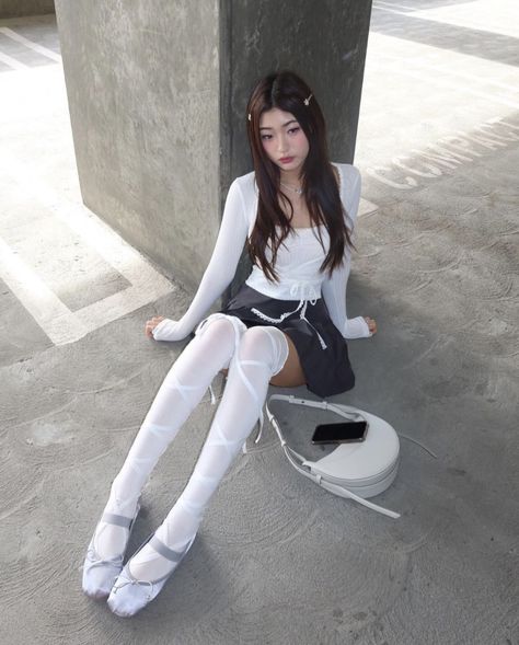 Julia Ma, High Socks Outfits, Glamour Vintage, Sock Outfits, Thigh High Socks, On The Ground, Stage Outfits, Lookbook Outfits, Thigh High