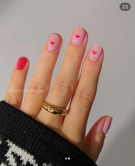 Cute Nails To Do At Home, Short Easy Nails, Really Short Acrylic Nails, Pink Short Nails Ideas, Nail Polish Short Nails, Really Short Nails Ideas, Short Summer Nail Ideas, Really Easy Nails, Nails For Valentines