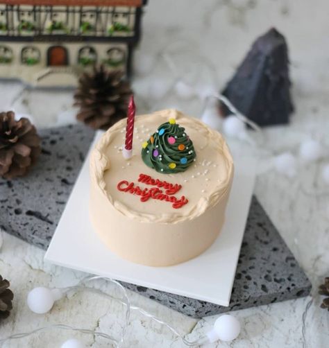 Mini Cakes Christmas, Christmas Pastries, Christmas Themed Cake, Christmas Cake Designs, New Year's Cake, Simple Cake Designs, Xmas Cake, Mini Cakes Birthday, Dog Cakes