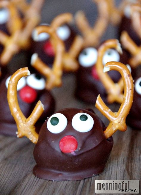 Oreo Cream Cheese Reindeer Truffles - Easy and adorable Christmas dessert or treat! Also - How to get your own personalized letter from Santa. #ad #LettersFromSanta Reindeer Truffles, Reindeer Poop Cookies Recipe, Reindeer Poop Cookies, Oreo Cream Cheese, Christmas Treats To Make, Yule Log Recipe, Reindeer Poop, Letters From Santa, Easy Truffles