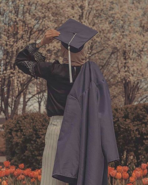 Hijab Graduation, Graduation Cap, Flowers