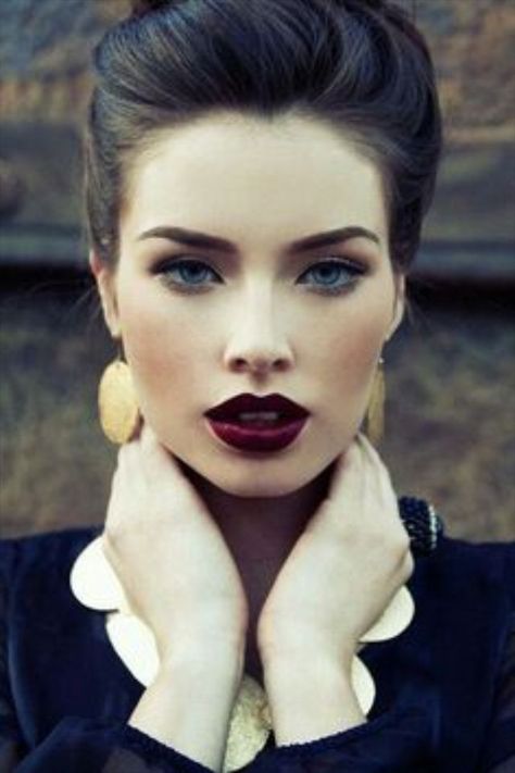 Pale skin dark hair blue eyes makeup | Makeup | Pinterest | Blue ... Winter Make Up, Makeup Cantik, New Years Eve Makeup, Makeup Pengantin, Batons Matte, Dark Lipstick, Anja Rubik, Makijaż Smokey Eye, Braut Make-up