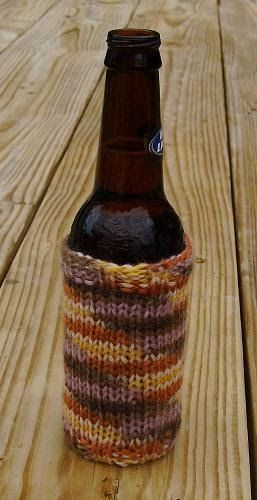 Free Pattern: Beer Huggie Having a cold beer in your hand on a summer evening is a wonderful thing. The only problem is, the bottle sweats a... Koozie Pattern, Beer Bottle Cozy, Having A Cold, Crochet Beer, Cup Cozy Crochet Pattern, Beer Coozie, Bottle Cozy, Beer Cozy, Bottle Koozies