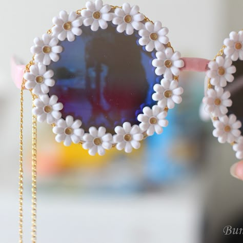 The best tutorials for DIY SUNGLASSES - DIY: Pimp Up Your Sunglasses with Nailpolish How To Bedazzle Sunglasses, Diy Sunglasses With Beads, Beaded Sunglasses Diy, Painting Sunglasses, Coachella Sunglasses, Decorated Sunglasses, Sunglasses Diy, Diy Baby Costumes, Diy Sunglasses