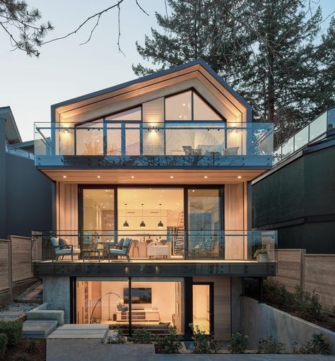 Cedar, black metal, and glass are used to create a contemporary house design. Modern Wood House, Wood Siding Exterior, Modern Wooden House, Wood Facade, Cedar Cladding, Architecture Model Making, Wood Siding, Exterior Wood, Craftsman House