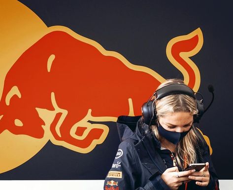 Redbull Girl Aesthetic F1, Female F1 Driver Aesthetic, Female Racer Aesthetic, F1 Girl, Sports Journalism, Female Racers, Red Bull Drivers, Female Engineer, F1 Wag