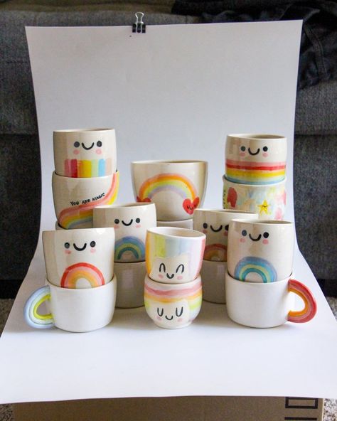 Kids Pottery Painting Ideas, Colour Me Mine Ideas Pottery, Pintar Tazas Ceramica Ideas, Mug Painting Ideas Aesthetic, Ceramic Cup Painting Ideas, Painted Mug Ideas, Kids Pottery Painting, Ceramic Mug Painting Ideas, Ceramics Pottery Mugs