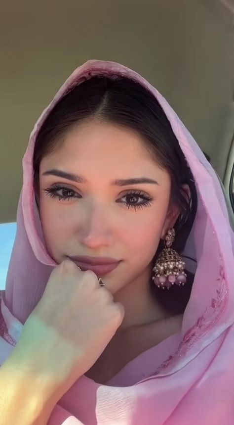 Desi Hair Aesthetic, Desi Makeup Aesthetic, Desi Makeup Looks Simple, Indian Makeup Aesthetic, Desi Look Aesthetic, Punjabi Makeup Looks, Nepali Makeup, Punjabi Girl Aesthetic, Attached Earlobes