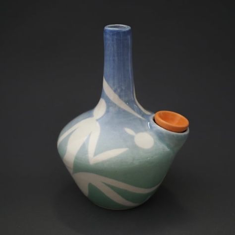 Ceramic Bong, Clay Pipes, Beginner Pottery, High Times, Head Shop, Art Desk, Ceramics Pottery Art, High Art, Pottery Designs