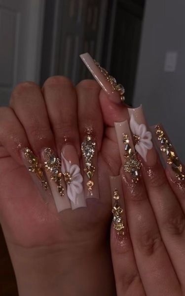 Champagne Pink Nails For Prom, Quince Nails Pink And Gold, Quince Nails Gold, Quince Nails Pink, Gold Quince Nails, Champagne Nail Designs, Quince Stuff, Champagne Nails, Quince Nails