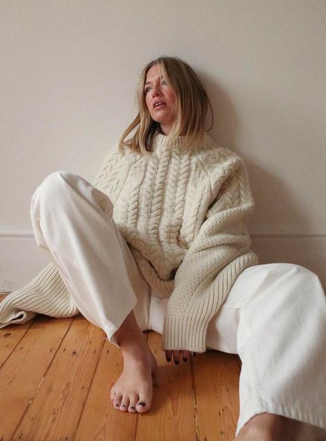 cream sweater + white denim Minimalist Winter Outfit, Simple Winter Outfits, Knit Sweater Outfit, Knitwear Trends, Knitwear Inspiration, Jeans Outfit Winter, White Jeans Outfit, Jumper Outfit, White Knit Sweater