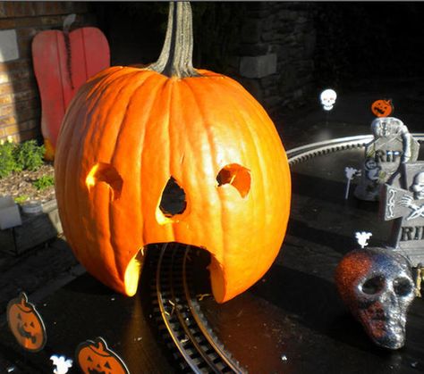 Pumpkin Tunnel, Halloween Train, Train Display, Garden Trains, Carved Pumpkin, Halloween Preschool, Model Railroading, Model Train Layouts, Train Layouts