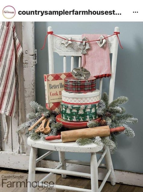 Christmas Booth, Vintage Christmas Crafts, Christmas Vignettes, Antique Booth, Prim Christmas, Country Christmas Decorations, Xmas Deco, Christmas Interiors, Christmas Porch Decor