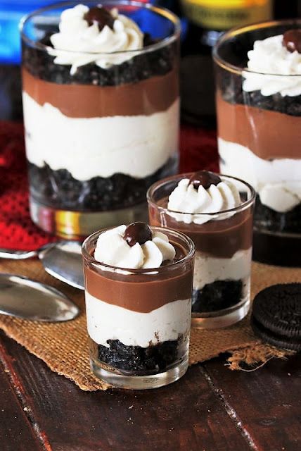 Fancy Parfait Desserts, Chocolate Parfait Desserts, Mocha Trifle, Shot Glass Dessert, Mini Trifle Desserts, Shot Glass Desserts Recipes, Mocha Pudding, Mini Dessert Shooters, Mocha Desserts