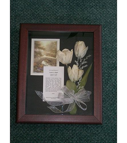 Memorial Shadow Box. @Jennifer Shoemaker maybe one of her poems printed w/ the wedding flowers Diy Shadow Box Ideas, Her Poems, Shadow Box Memory, Shadow Box Ideas, Dried Flowers Diy, Diy Shadow Box, Flower Preservation, Flower Shadow Box, Memory Crafts