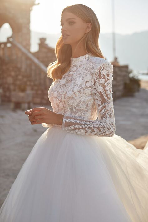 Muslim Bride Dress, Milla Nova Wedding Dresses, Gonna In Tulle, Milla Nova, Princess Skirt, White Wedding Dress, Wedding Dress Fabrics, Sleeve Wedding Dress, Princess Wedding Dresses