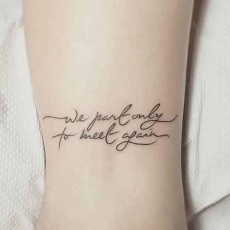 Rosen Tattoo Frau, Inspiring Quote Tattoos, Wanderlust Tattoo, Small Quote Tattoos, Remembrance Tattoos, Tattoo Schrift, Small Quotes, Memorial Tattoo, Memorial Tattoos