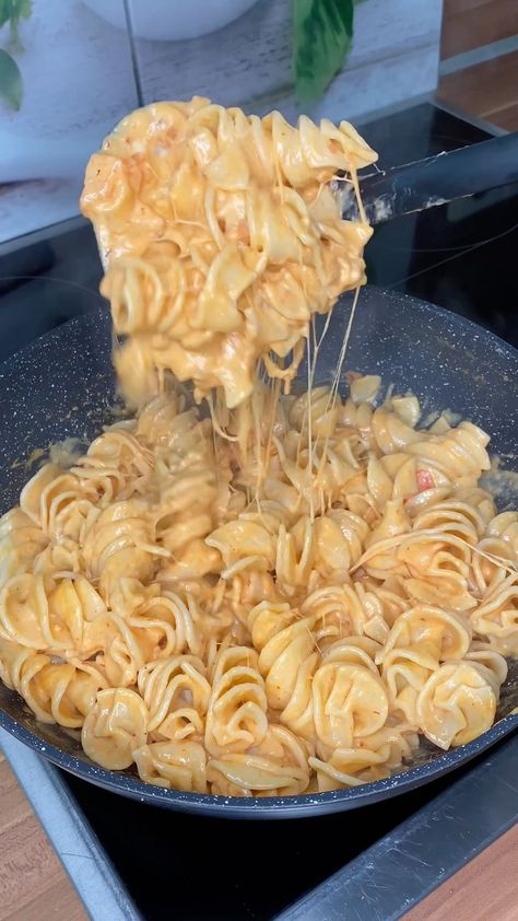 Creme Fraiche Pasta, Pasta With Cheese, Creamy Tomato Pasta, Pasta Noodle Recipe, Tomato Pasta, Cheese Pasta, I Want To Eat, Recipes From Heaven, Noodle Recipes