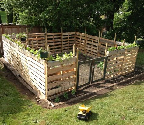 Pallet Planter Diy, Wood Pallet Fence, Fun Garden Art, Small Porch, Whimsical Garden Art, Pallet Fence, Pallet Planter, Easy Backyard, Garden Wallpaper