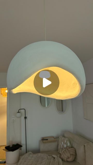 Alice Mompean ☁️ on Instagram: "DIY - Comment j’ai réalisé la suspension de mes rêves avec une grande boule en polystyrène, des bandes de plâtre et de la colle à carrelage 🫶🏻

#diy #suspension #doityourself #decorationinterieur #decoideas #scandihome #homemadedecorations" Diy Suspension Luminaire, Diy Lustre, Diy Abat Jour, Abat-jour Diy, Diy Suspension, Diy Luminaire, Luminaire Original, Instagram Diy, Suspension Lamp