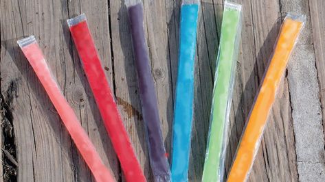 The Simple Ice Pop Hack You Should Know How To Keep Popsicles Frozen In A Cooler, Airbnb Meals, Diy Ice Pops, Ice Pop Recipes, Pop Ice, Frozen Juice, Bbq Hacks, Otter Pops, Freeze Pops