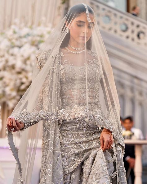 Pernia Qureshi Gilani on Instagram: “Wedding nostalgia on a sick day.  Sorry but some wedding photos spamming might be following... .  #psiloveyou 🧿” Desi Wedding Dresses, Nikkah Dress, Perhiasan India, Asian Bridal Dresses, Asian Wedding Dress, Bridal Dresses Pakistan, Pakistani Wedding Outfits, Salwar Kamiz, Pakistani Bridal Dresses