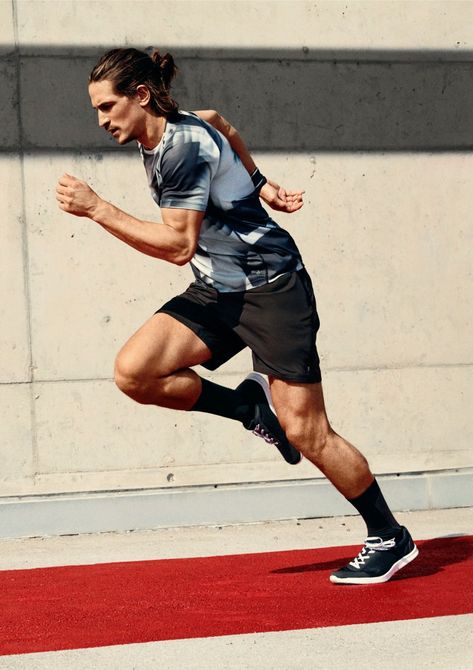 Jarrod Scott is off to a running star for H&M's latest campaign. Sport Campaign, Jarrod Scott, Urban Running, Running Pose, Sports Campaign, Marathon Training Plan, 남자 몸, Training Clothes, Nike Workout