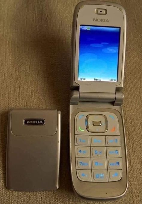 Nokia Phone Aesthetic, Y2k Electronics, 2000s Flip Phone, Phone Claim, 2004 Phone, Old Mobile Phones, Old Nokia, 80s Phone, Flip Phone Aesthetic