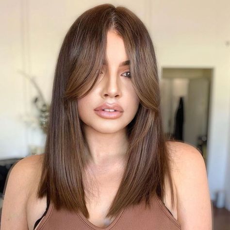 Medium Length Haircut 18 Ideas for Fall 2023: Stay Trendy with Our Latest Hairstyles - women-club.online Tuns Bob Lung, Straight Layered Hair, Straight Hair Cuts, Long Bob Haircuts, Low Maintenance Hair, Shoulder Length Hair Cuts, Haircuts For Medium Hair, Haircuts Straight Hair, Hairstyles Curly