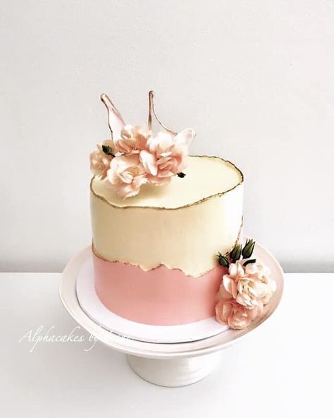 Birthday cake  by Loan Phan Tort Special, Strawberry Layer Cakes, Cake With Flowers, Beautiful Birthday Cakes, Elegant Birthday, Cake Trends, Just Cakes, Gorgeous Cakes, Pink Cake