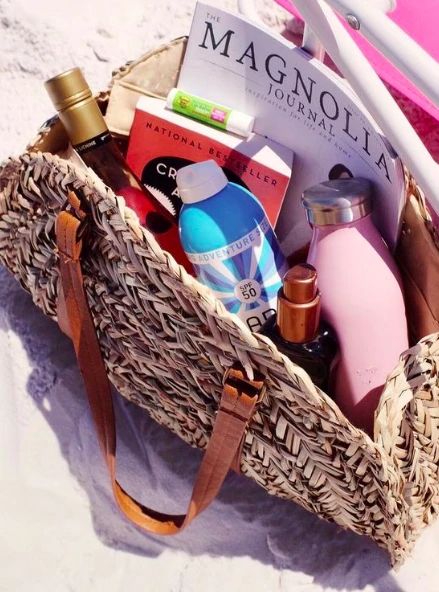 Beach Bag Essentials, Merricks Art, Beach Hacks Clever Ideas, Beach Hacks Kids, Beach Necessities, Beach Hacks, What In My Bag, Bag Essentials, Beach Essentials