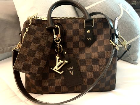 Louis Vuitton Speedy 25 Bandolier Damier Ebene with Facettes charm, Ebene luggage tag hot stamped, Damier Ebene Key Pouch/cles.  #louisvuittonhandbags #speedy25 #damierebene #keypouch #louisvuitton #hotstamping Louis Vuitton Speedy 25 Damier Ebene, Louis Vuitton Speedy 25 Outfits, Speedy 25 Damier Ebene, Louis Vuitton Handbags Prices, Louis Vuitton Speedy Damier, Lv Speedy 25, Melie Louis Vuitton, Louis Vuitton Handbags Speedy, Lv Damier Ebene