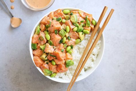 I love to mix it up from the classic Ahi Tuna Poké with this recipe for  salmon poké with creamy spicy togarashi sauce, similar to Sriracha mayo. I  have an ongoing love for raw fish, especially salmon, and this satisfies my  cravings in the comfort of my own home. Poke Bowl Receta, Poke Recipe, Poke Bowl Recipe, Salmon Poke, Raw Salmon, Tuna Poke, Steelhead Trout, Mayo Sauce, Japanese Desserts