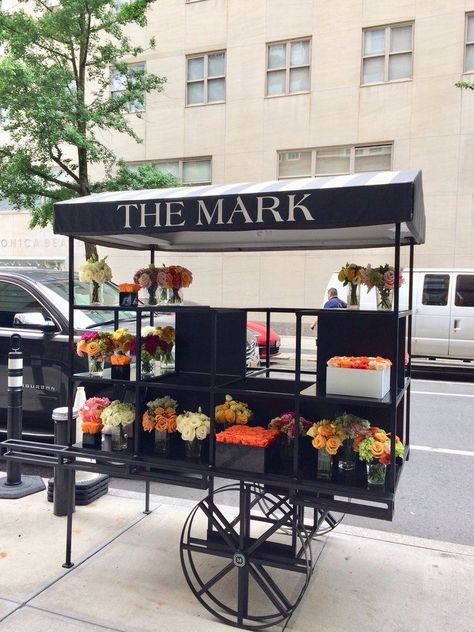 Storefront Aesthetic, Fruit Presentation, Flower Shop Interiors, Pocket Garden, Flower Shop Design, Ideas Decoracion, Flower Mobile, Flower Truck, Floral Aesthetic