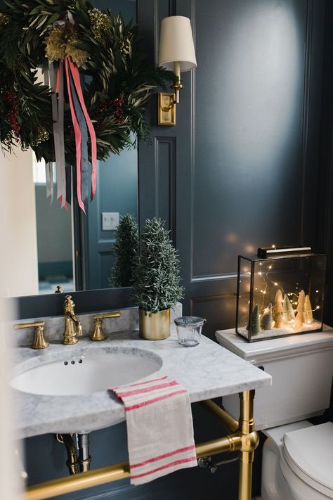 Holiday Bathroom, Christmas Bathroom Decor, Christmas Bathroom, Christmas Decor Inspiration, Christmas Tablescape, Christmas Inspo, Décor Diy, Merry Little Christmas, Christmas House