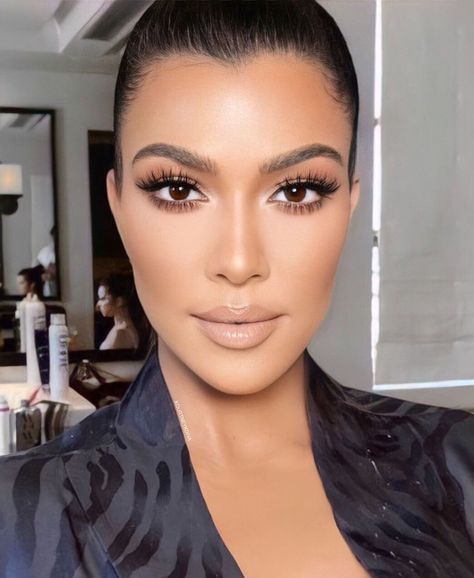 Kourtney Kardashian Fan on Instagram: “Happy Wednesday! @kourtneykardash” Khloe Kardashian Makeup, Kourtney Kardashian Makeup, Zendaya Makeup, Brown Makeup Looks, Black Hair Makeup, Kardashian Makeup, Brown Eyes Black Hair, Brown Girls Makeup, Makeup Artist Tips