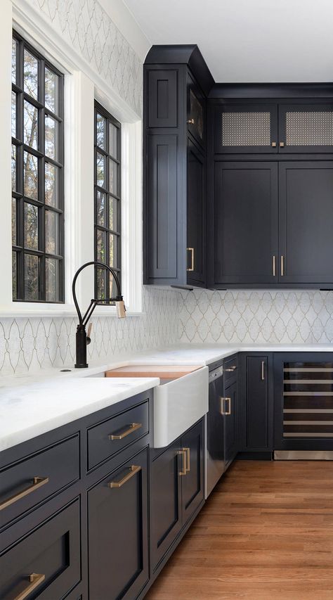 Dark Blue Kitchen Cabinets, Black Kitchen Cabinet, Dark Blue Kitchens, Backsplash White, White Marble Kitchen, Interior Design Minimalist, Blue Kitchen Cabinets, Brown Cabinets, Marble Kitchen