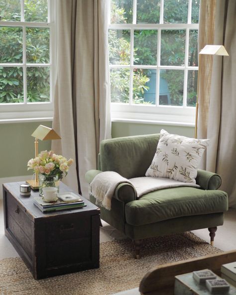 Living Room Victorian House, Living Room Victorian, Green Sofa Living Room, Terrace Living Room, Snug Room, Victorian Living Room, Cosy Living Room, Green Sofa, Country Living Room