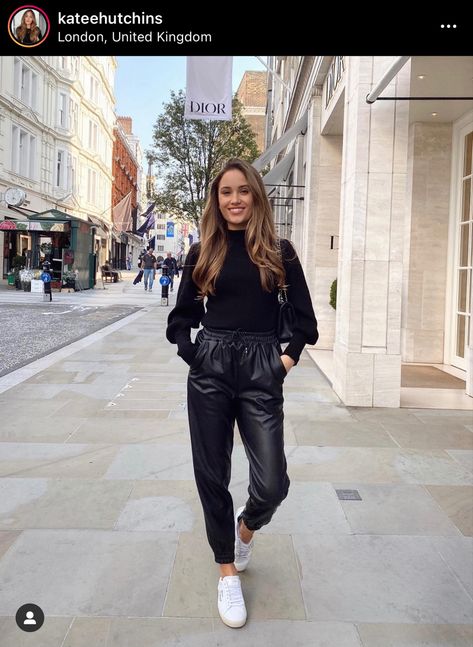 Jogger Outfit Casual, Kate Hutchins, Leather Trousers Outfit, Lederhosen Outfit, Jogger Outfit, Leather Pants Outfit, Joggers Outfit, Casual Winter Outfits, Fall Fashion Outfits